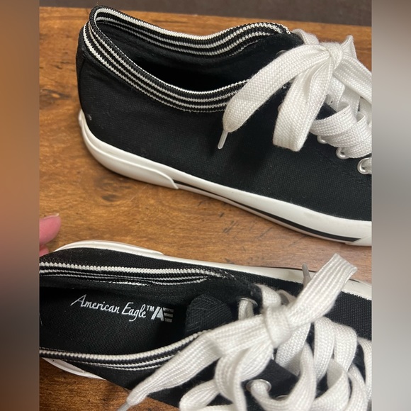 NWOT American Eagle AEO Womens Canvas
Sneakers Size 7 1/2 Black and White - Picture 6 of 8